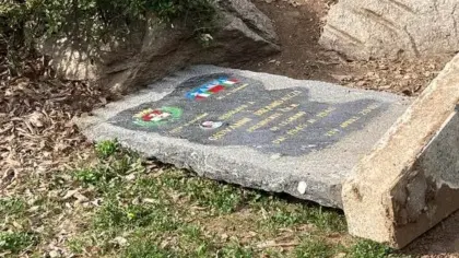 La lapide di Giovanni Brandazzi vandalizzata