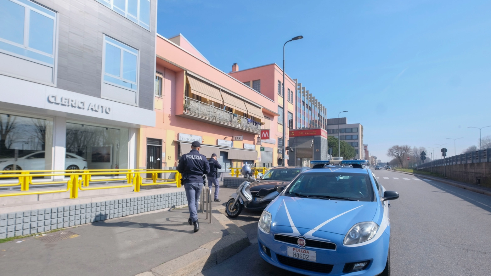Polizia nei pressi dell'ingresso della fermata Porto di Mare 