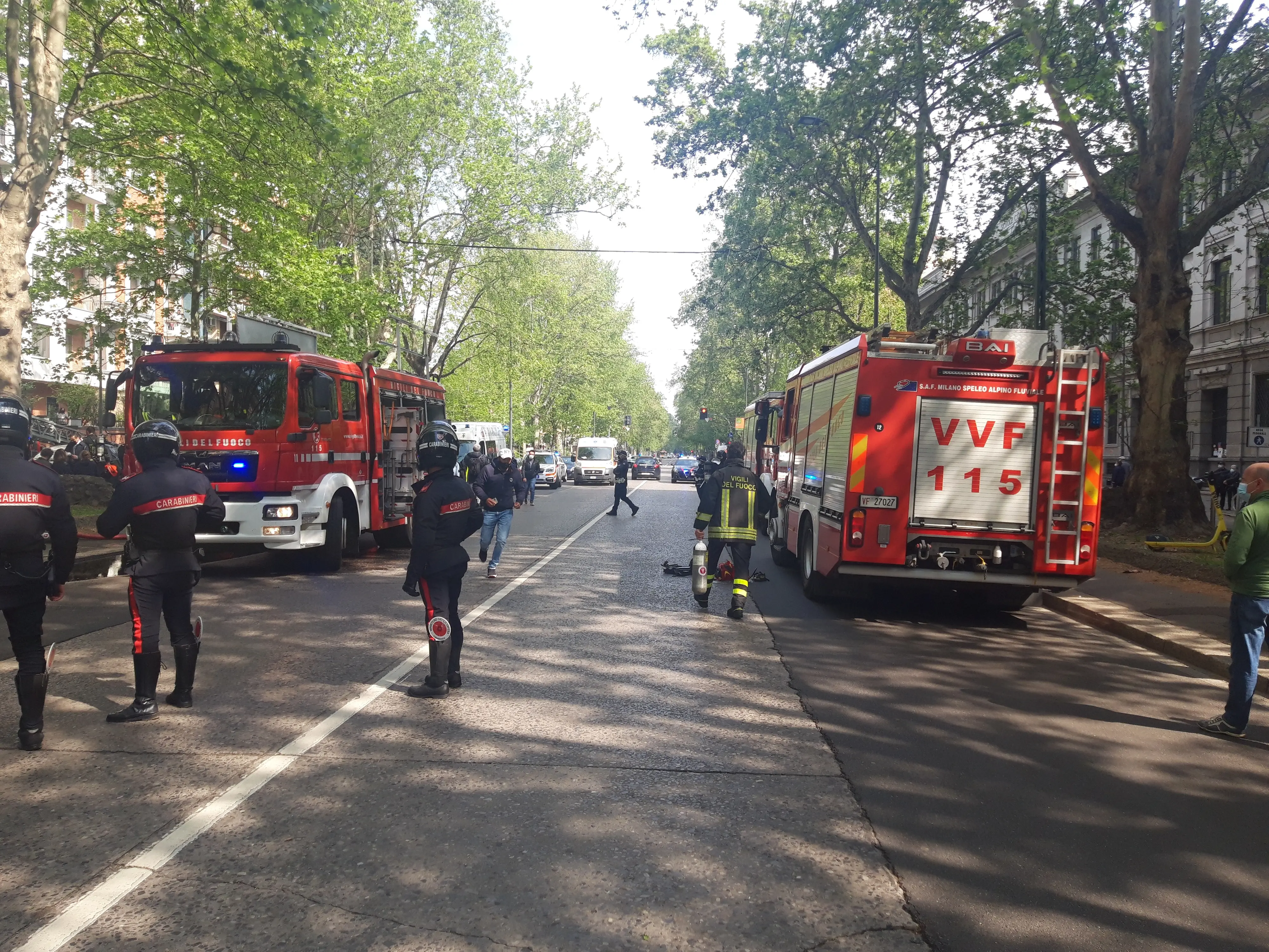 Incendio in viale Romagna: gli inquilini di una palazzina "prigionieri" del fumo