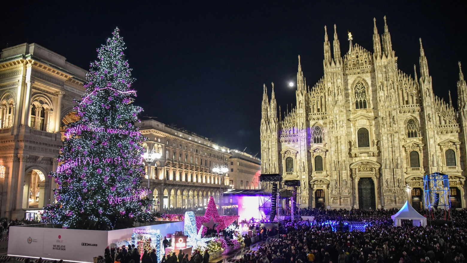 Milano, albero di Natale in piazza Duomo