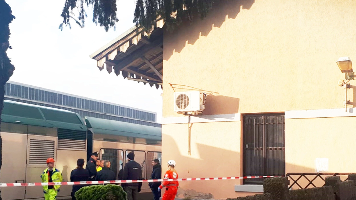 Carabinieri e uomini del soccorso  alla stazione ferroviaria di Costa Masnaga