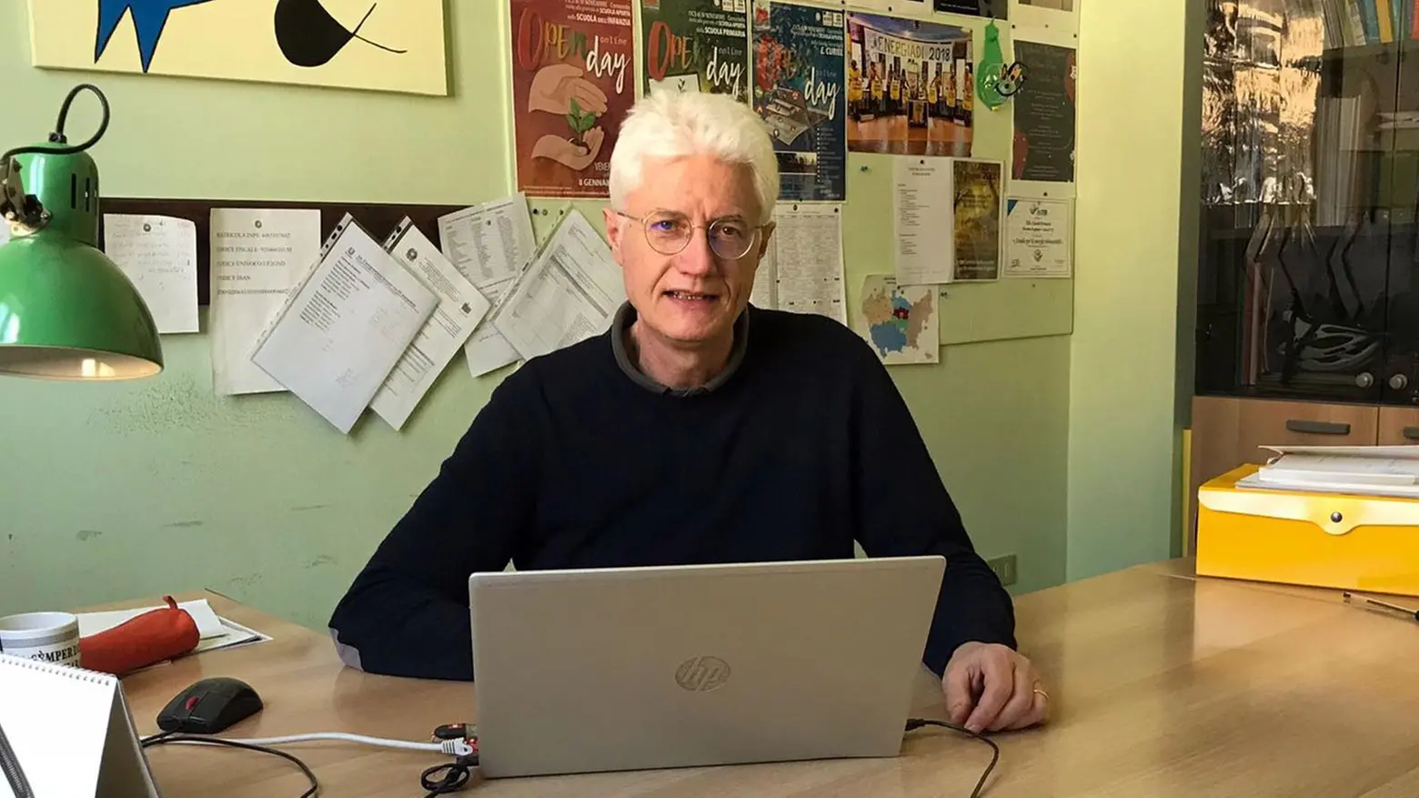 "Miserabile chi ruba alla comunità"  Il preside lancia una colletta per i pc