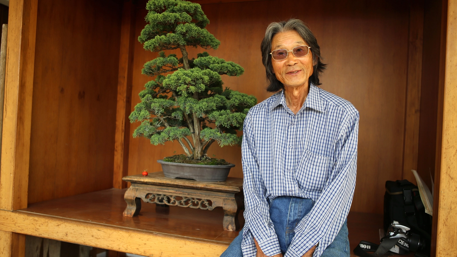 Oggi Shozo Tanaka coltiva bonsai affacciato sul Garda