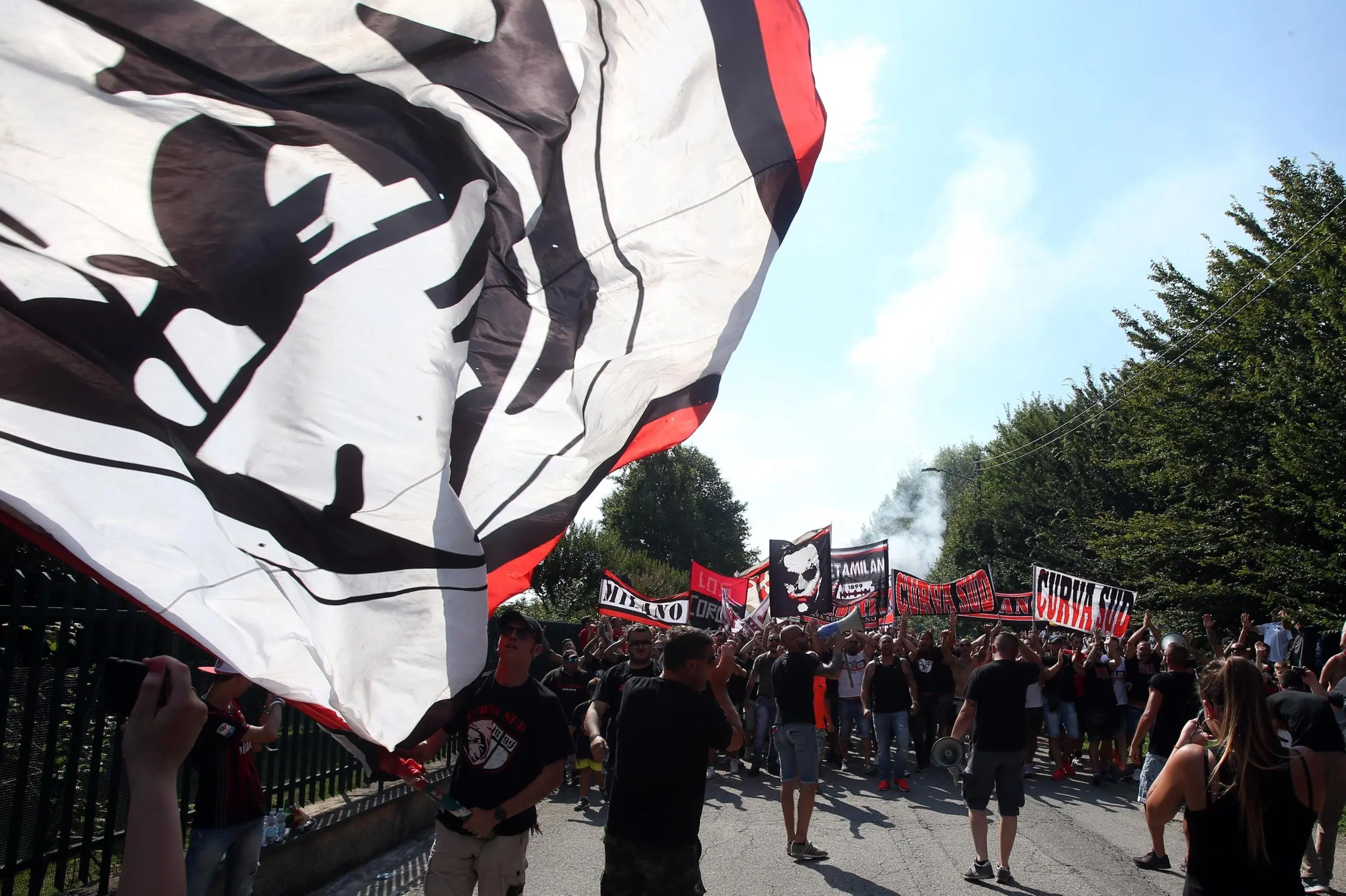 Milanello, 5mila tifosi in festa per il primo giorno di raduno del Milan / FOTO e VIDEO