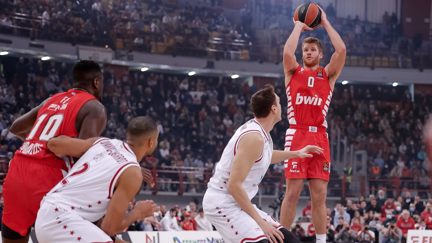 Thomas Walkup dell'Olympiacos al tiro