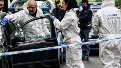 Investigatori passano al setaccio l’auto di Enzo Anghinelli subito dopo l’agguato