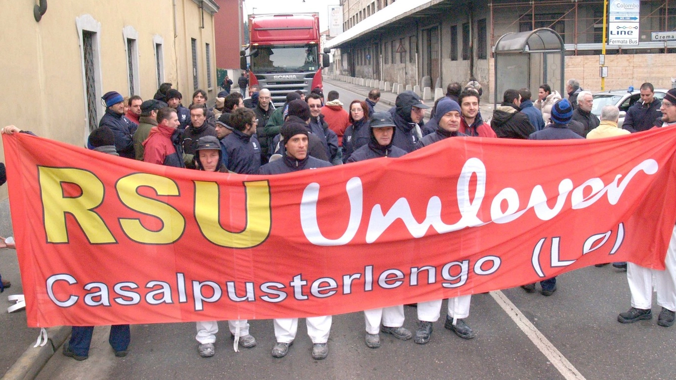 I lavoratori del sito di Casalpusterlengo durante una protesta 