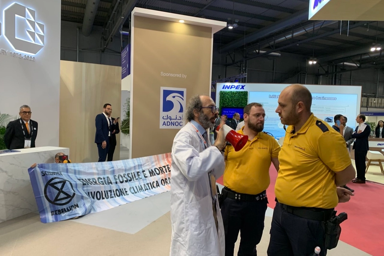 Gli attivisti di Extinction Rebellion hanno occupato uno stand della fiera Gastech