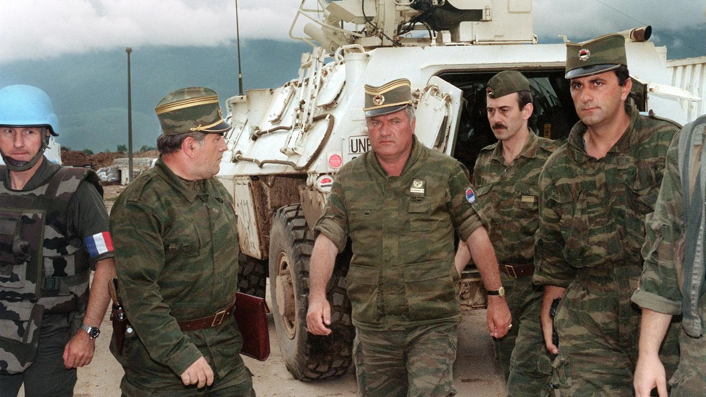 Un'immagine del 1993, l'arrivo di Ratko Mladic all'aeroporto di Sarajevo