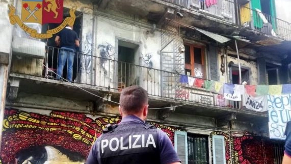 Sgombero polizia via Cozzi