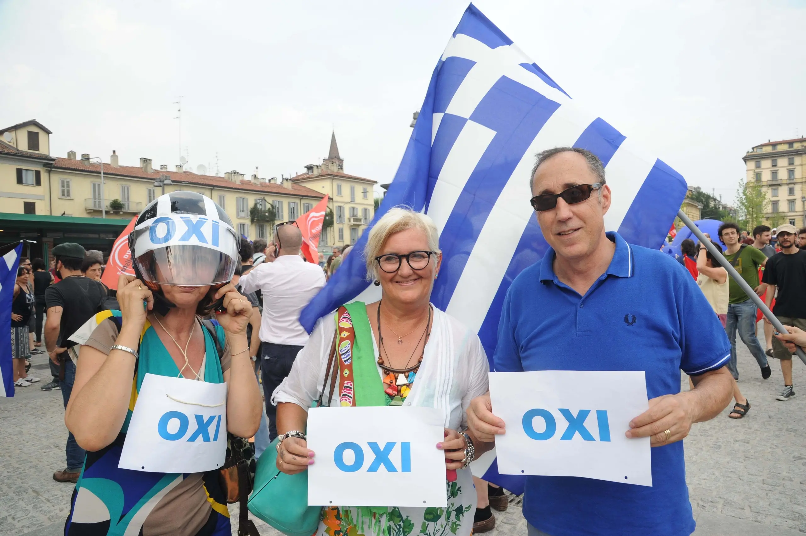 Crisi Grecia, blitz dei centri sociali alla Borsa poi il presidio alla Darsena