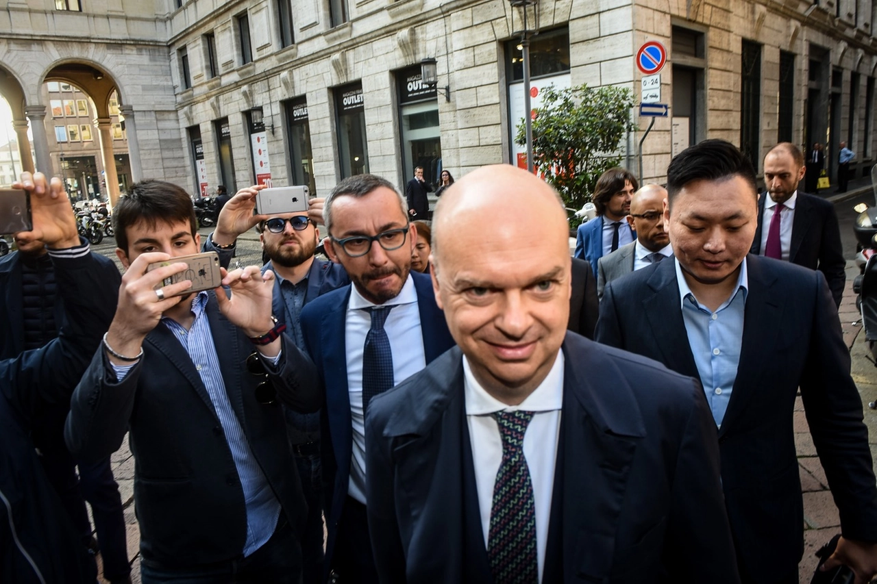 L'arrivo di Marco Fassone e, alle sue spalle, David Han Li (Lapresse)
