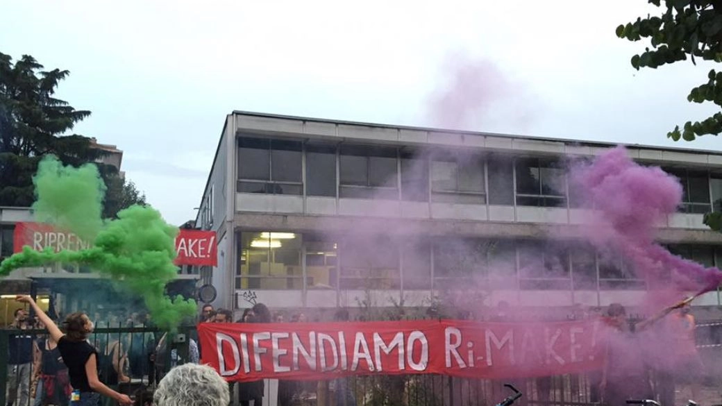 Ri-make, occupazione ex liceo in via Volga a Milano (Foto Facebook)