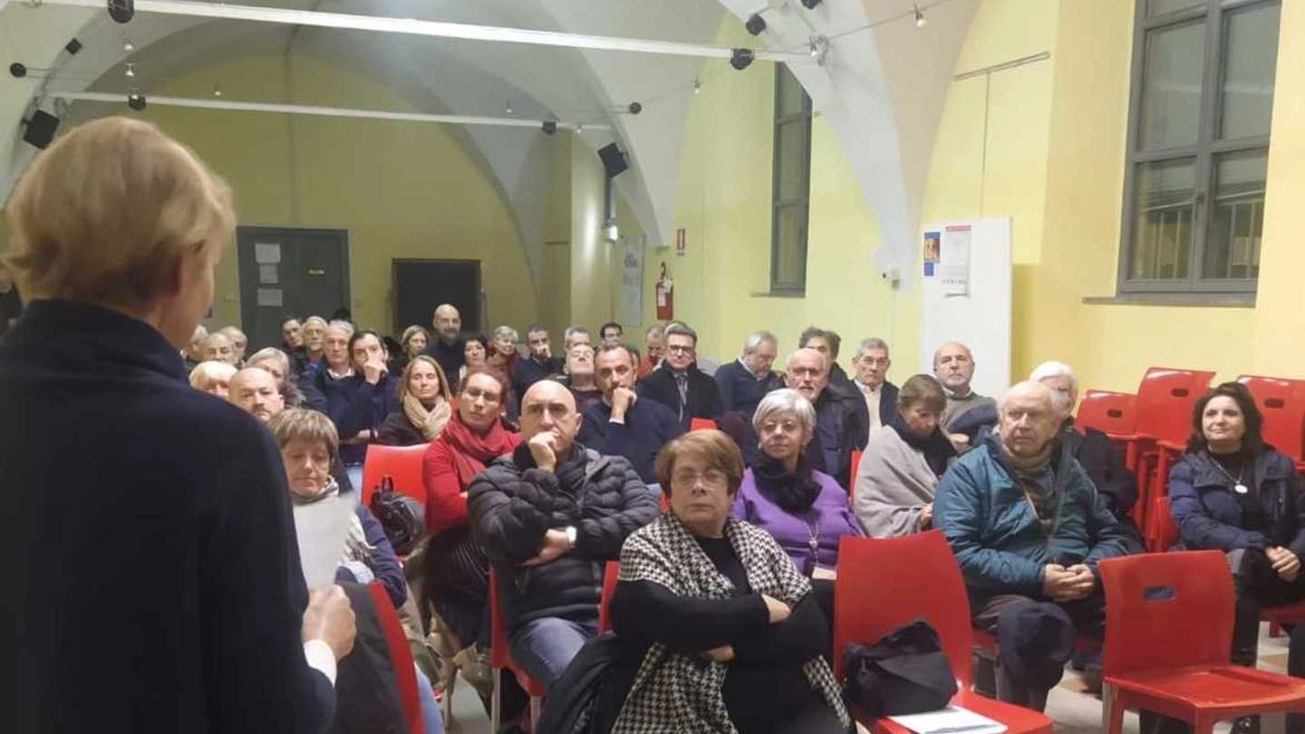 L’assemblea degli iscritti del Pd si è tenuta in un teatro del capoluogo