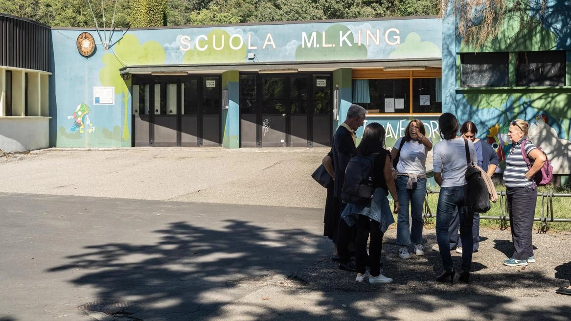 Il trasloco della Luther King. Servizio navetta per 110 bimbi. Venti primini cambiano scuola Il trasloco della Luther King. Servizio navetta per 110 bimbi. Venti primini cambiano scuola