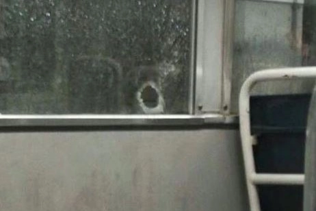 SUI MEZZI PUBBLICI Un ragazzo lancia un petardo sul bus Sopra, il vetro infranto del tram 19