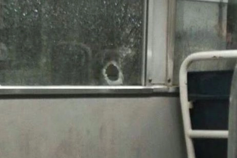 SUI MEZZI PUBBLICI Un ragazzo lancia un petardo sul bus Sopra,  il vetro infranto del tram 19