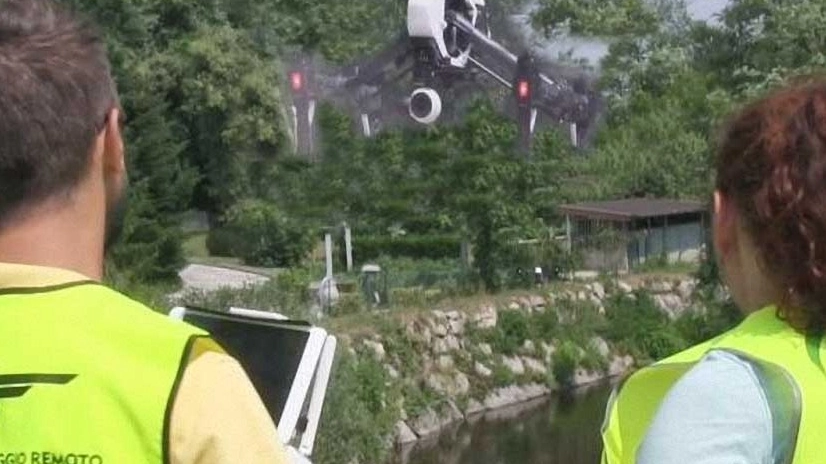 Un drone sorvola il torrente
