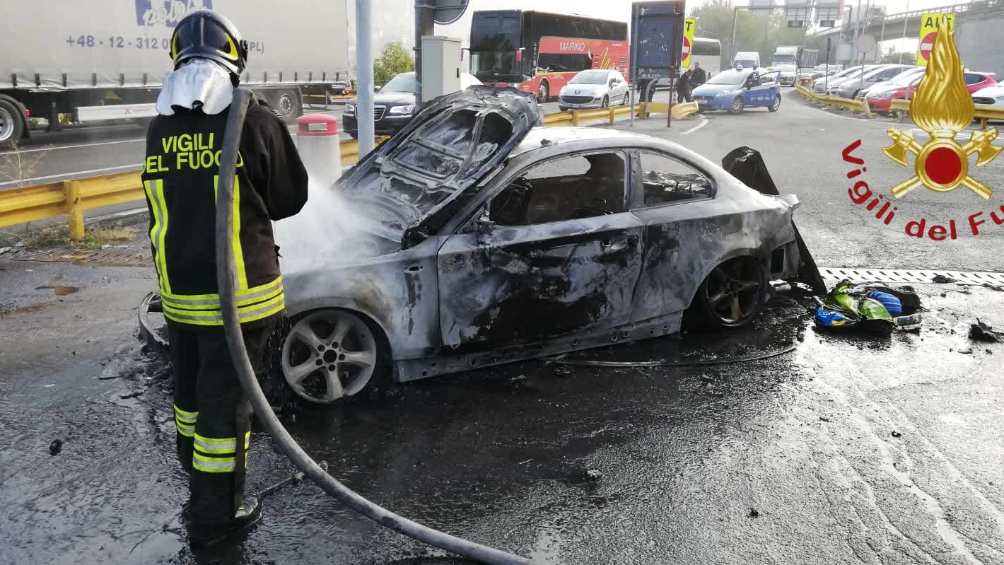 L'auto in fiamme a Brogeda