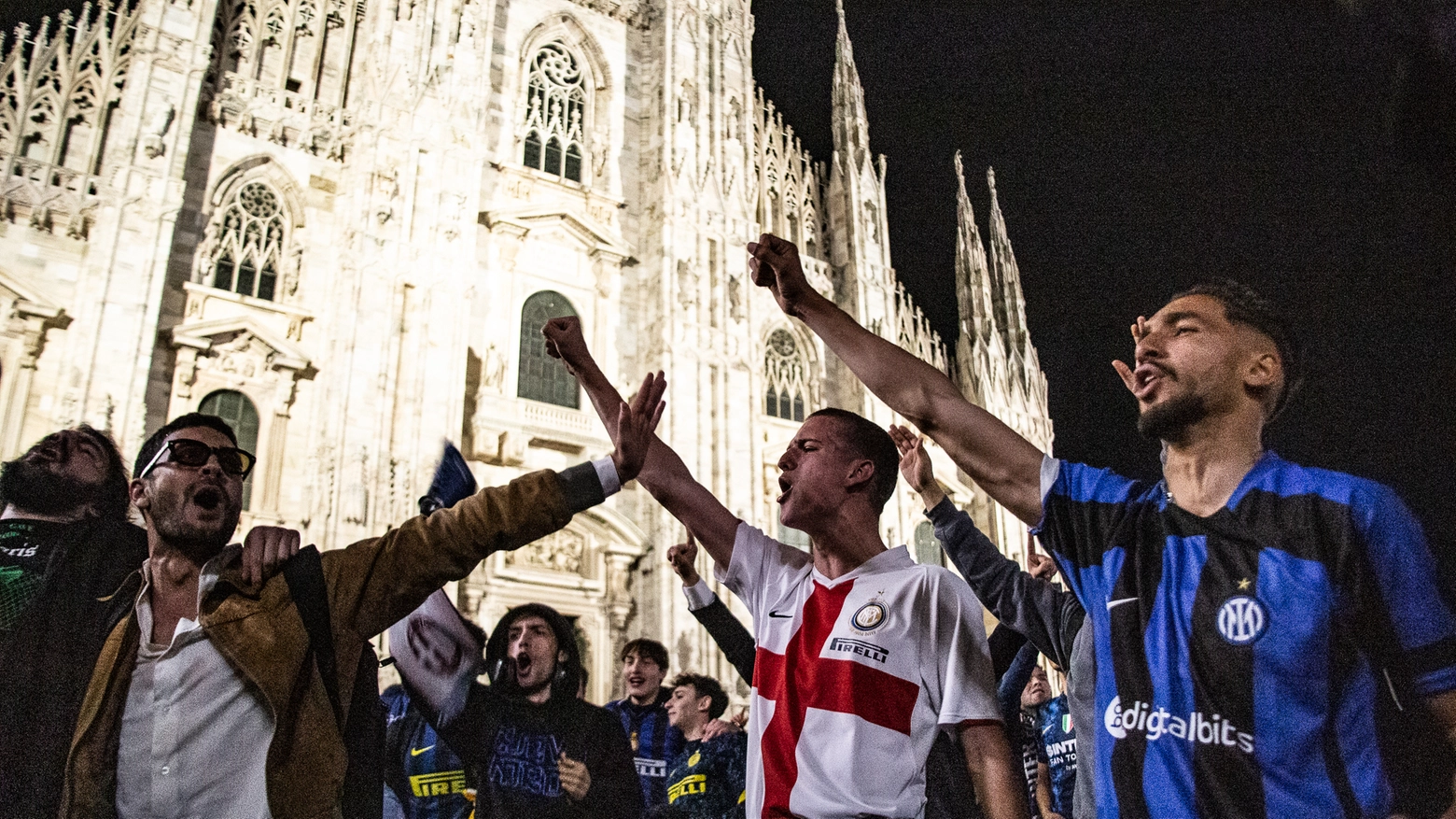 Festeggiamenti in piazza duomo per la vittoria dell'Inter