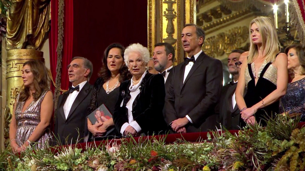Il Palco Reale della Scala per la prima del Don Carlo. Da sinistra: Laura De Cicco, Ignazio La Russa, Federica Belli Paci, Liliana Segre, Giuseppe Sala, Chiara Bazoli. In seconda fila: Matteo Salvini, Attilio Fontana, Maria Elisabetta Alberti Casellati