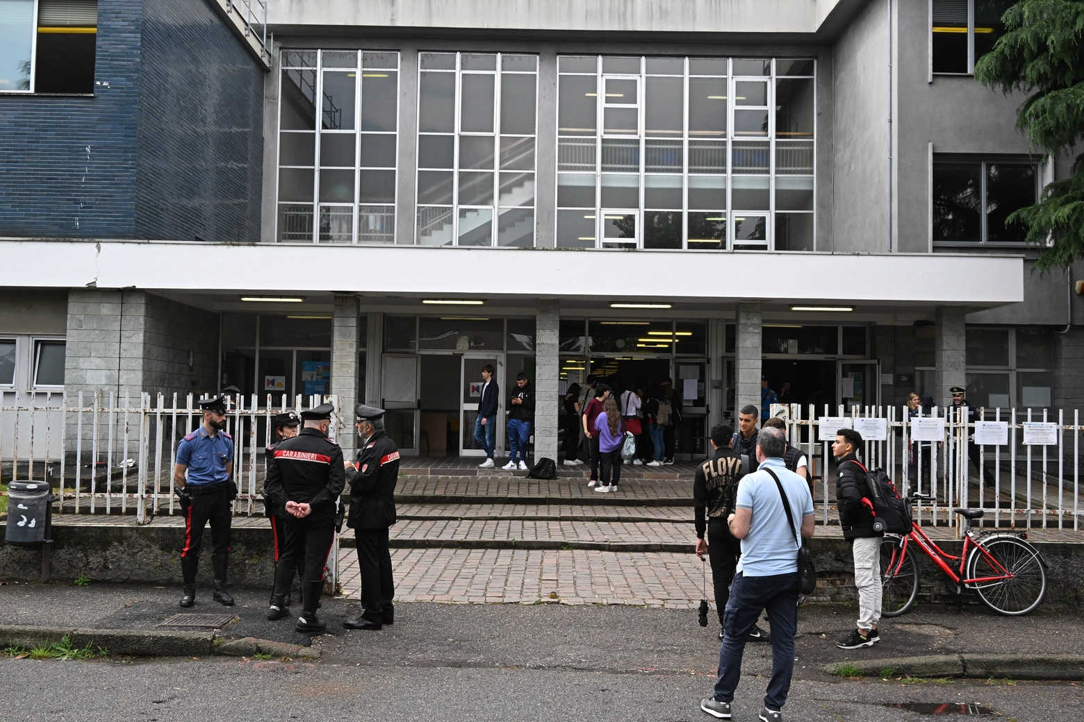 Carabinieri davanti alla scuola dell'accoltellamento