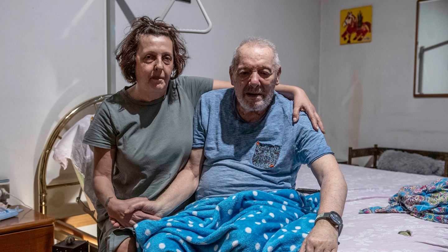 Emanuela Di Pietro, 57 anni, insieme a suo padre, 82enne con invalidità e disabilità Emanuela Di Pietro, 57 anni, insieme a suo padre, 82enne con invalidità e disabilità