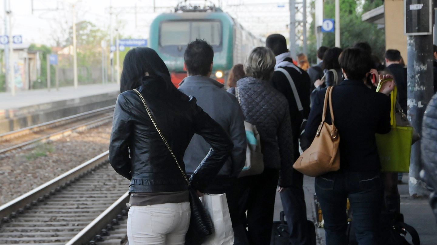 Pendolari in attesa del treno (Foto di archivio)