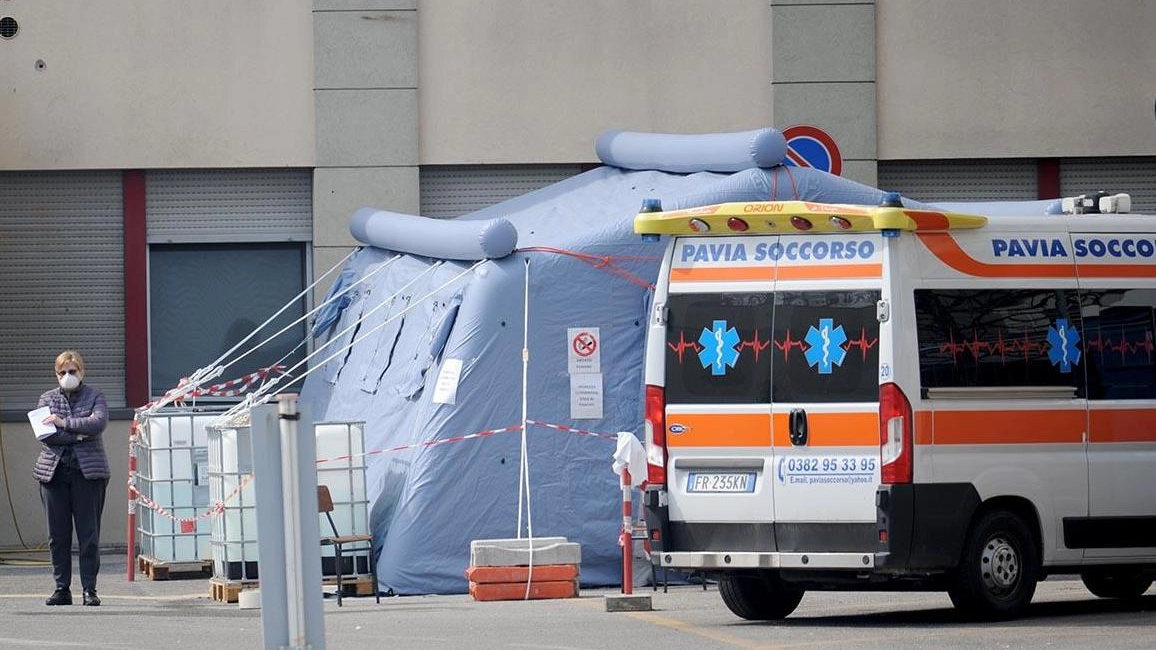 L’ingresso del Pronto soccorso dell’ospedale di Crema con la tenda pre-filtro