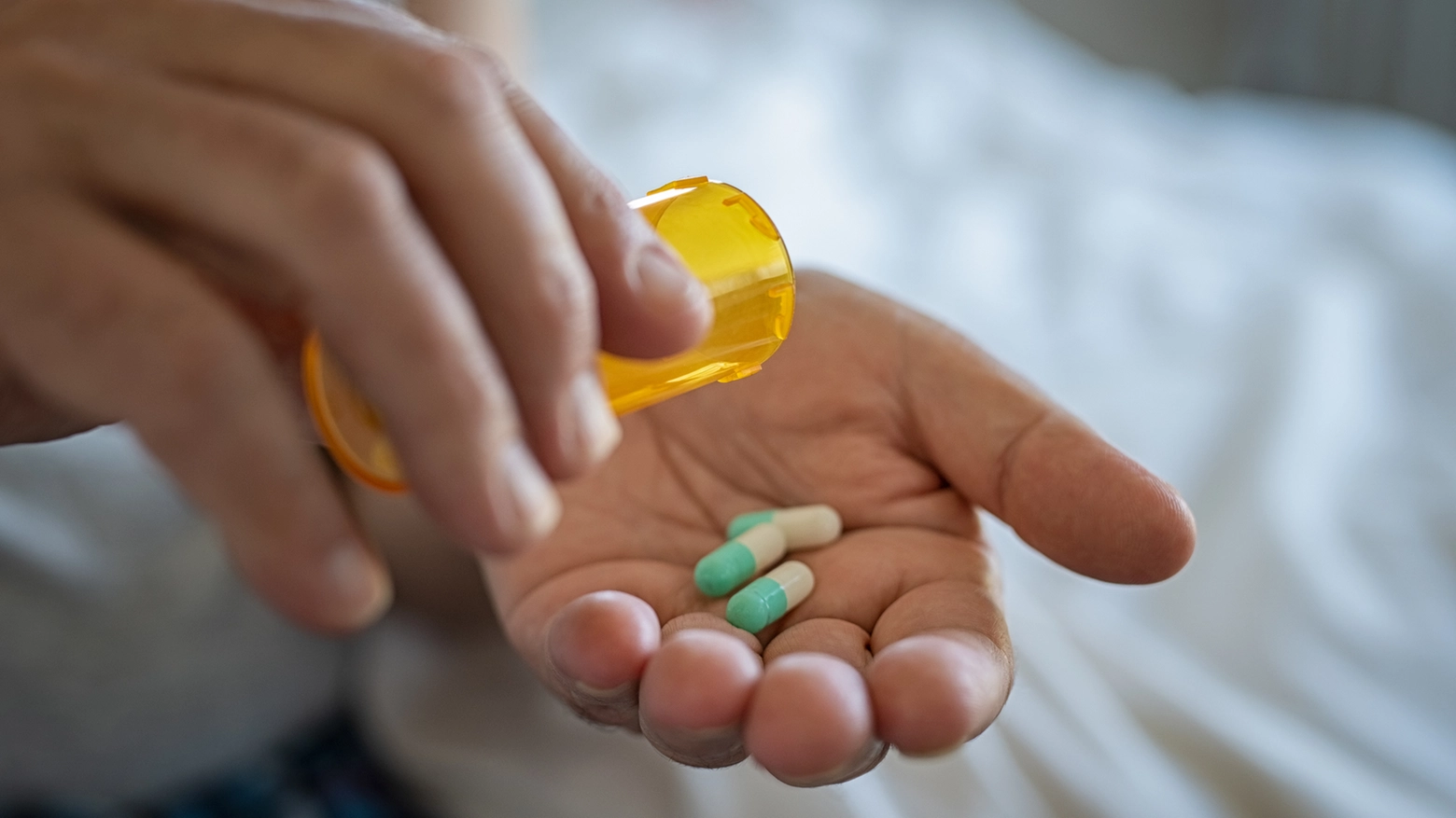 Restare senza farmaco salvavita e doversi recare all'estero a comprarlo: la denuncia di due milanesi