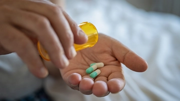 Farmaco salvavita introvabile, coppia di Milano deve comprarlo in Svizzera a prezzo triplo