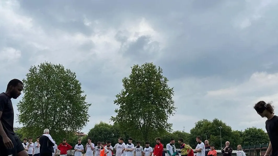 Allenamento al buio per i ragazzi dell’Aso coi calciatori non vedenti Allenamento al buio per i ragazzi dell’Aso coi calciatori non vedenti