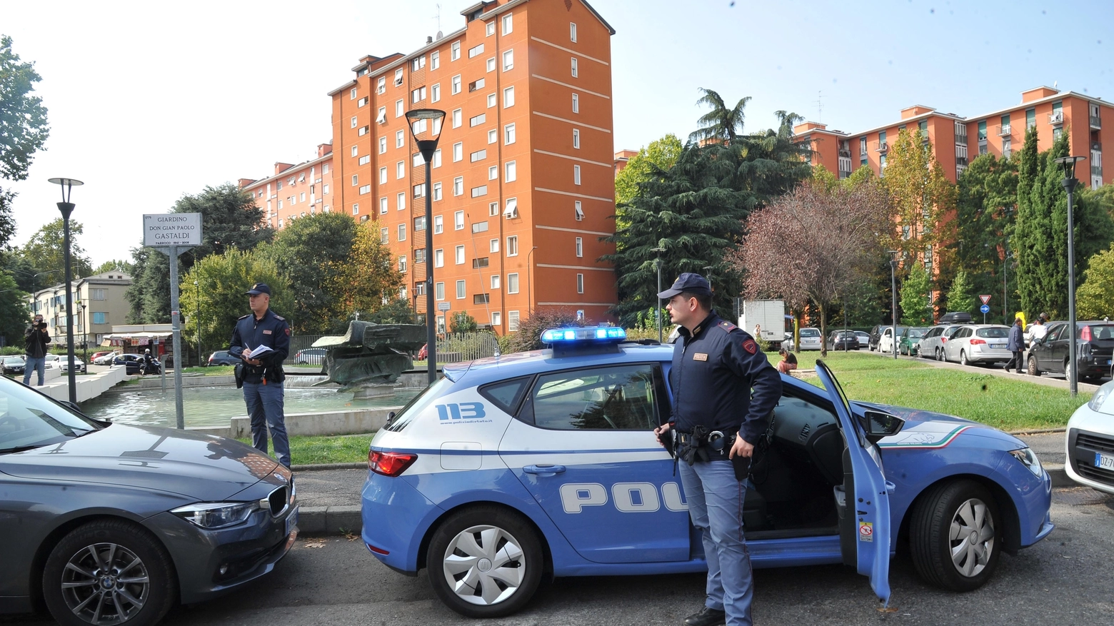 Polizia nella zona dove è avvenuta la violenza a Milano