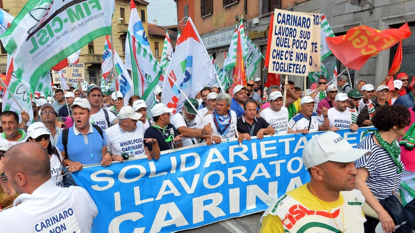 I lavoratori dell’Indesit di Caserta a Comerio (Foto NEWPRESS)