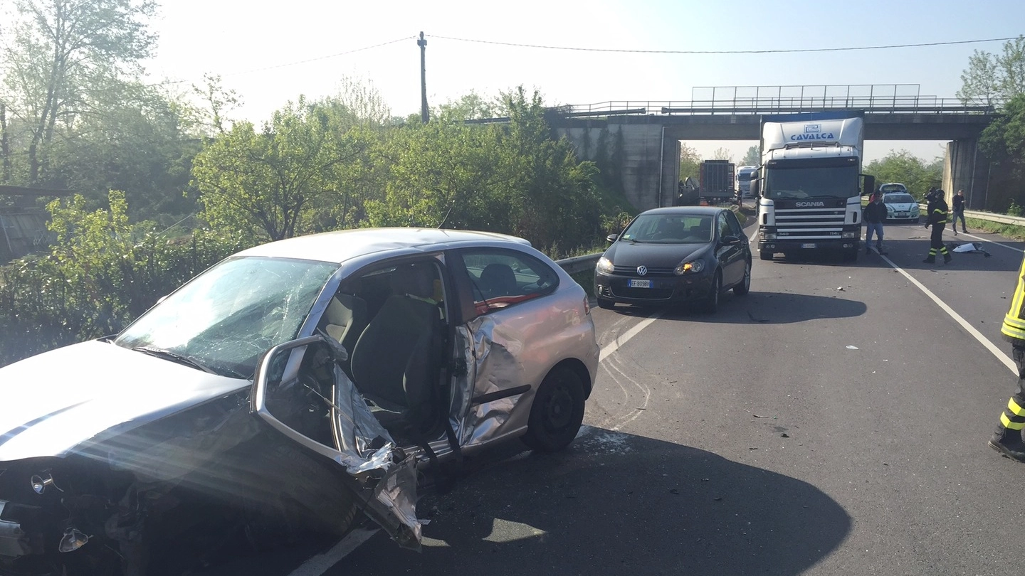 LAMIERE A sinistra, la Seat Ibiza guidata dal 22enne rimasto gravemente ferito. Sopra, il camion incastrato tra guardrail e cemento