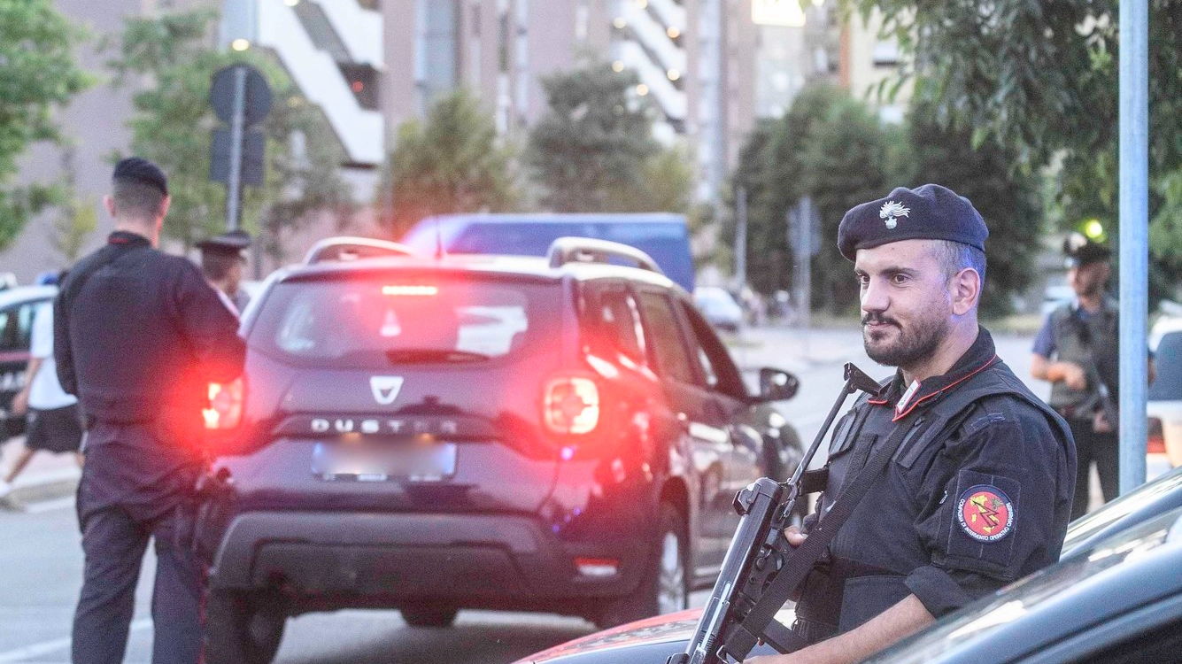 Carabinieri che domenica controllavano la zona a ridosso delle case Aler di via Bolla