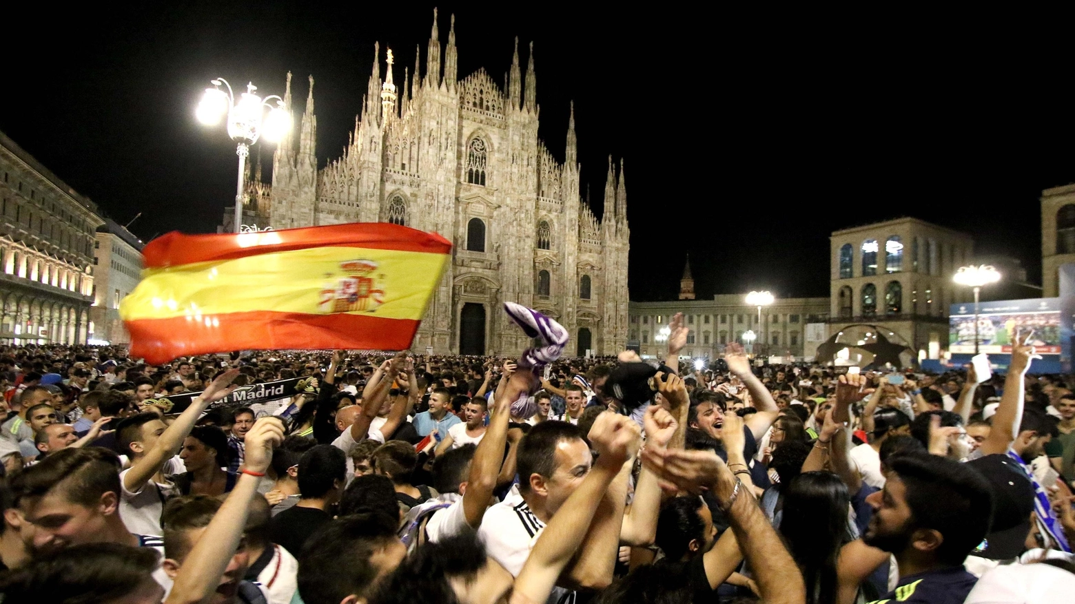 La festa dei tifosi del Real Madrid in piazza del Duomo 
