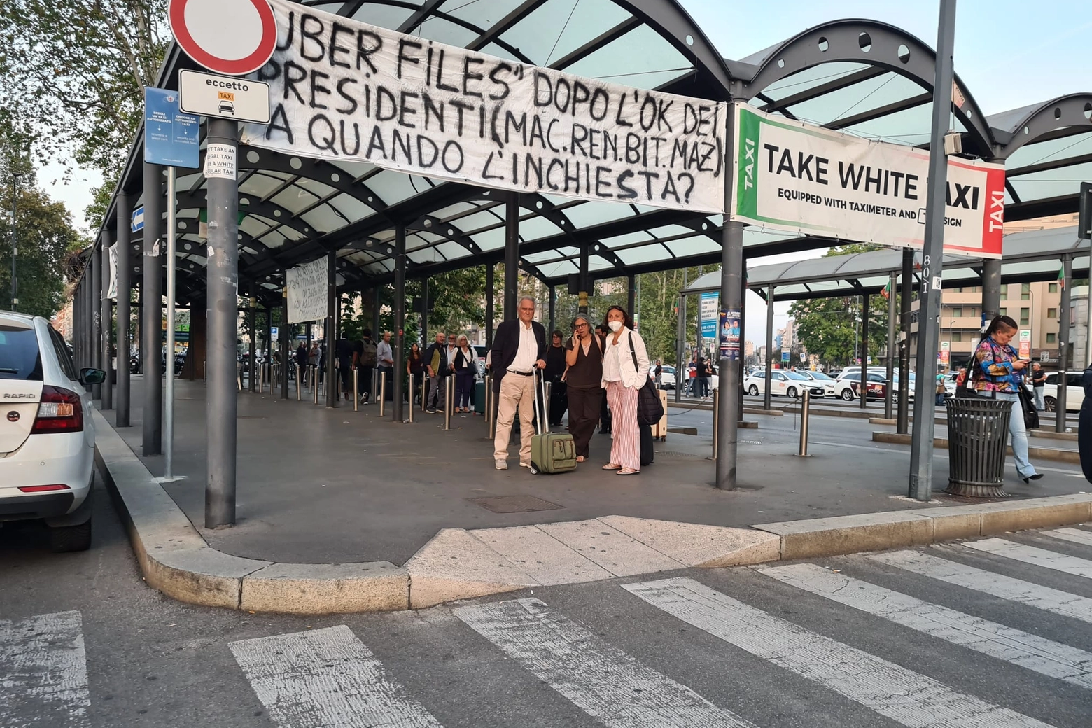 La protesta dei taxi in piazza Luigi di Savoia