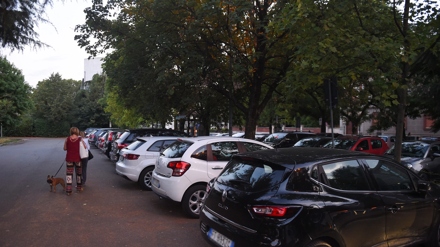 Il parcheggio di via Girardelli è tra le aree di sosta che saranno de-pavimentate
