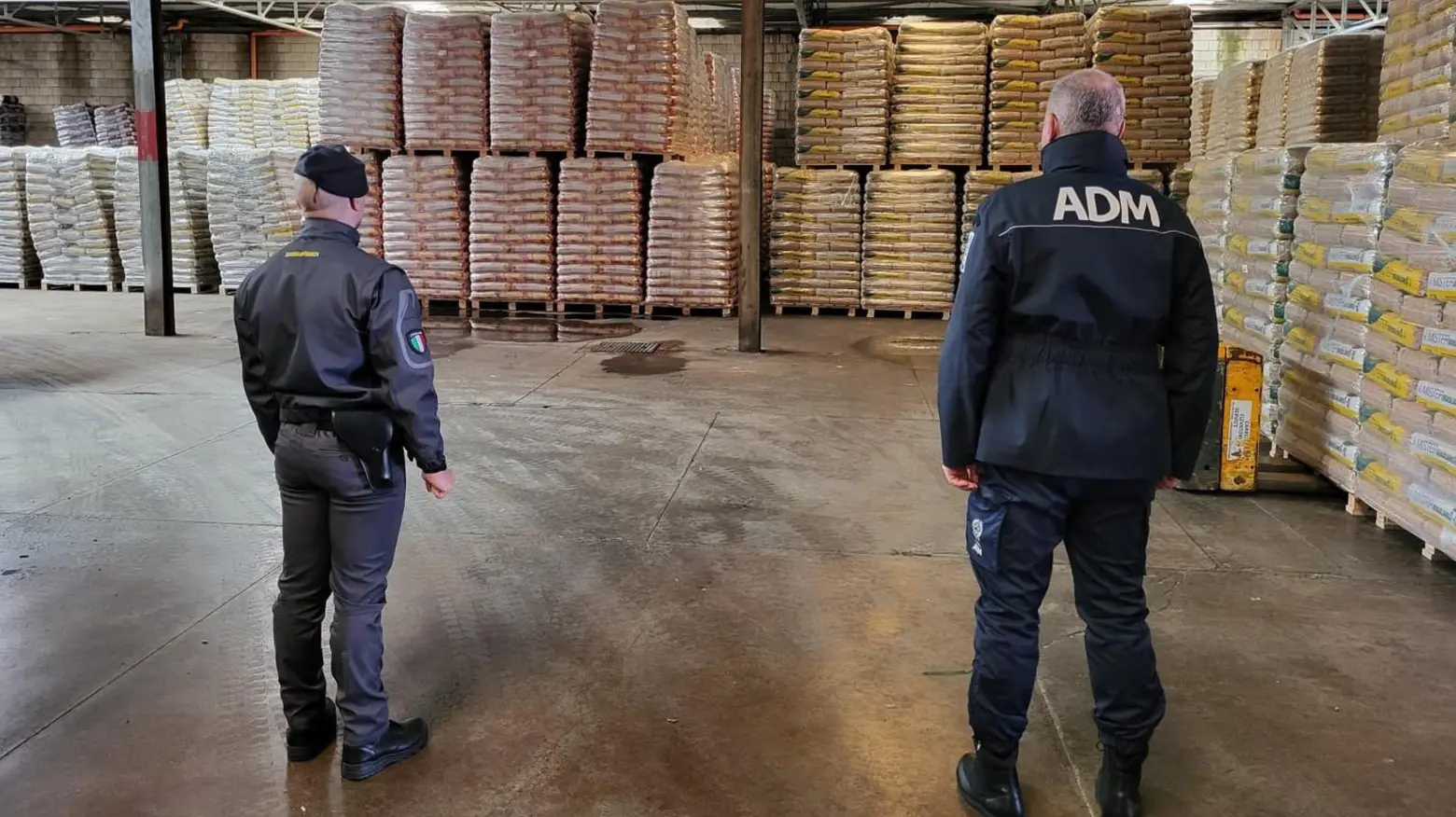 Un sequestro di pellet in un deposito Un sequestro di pellet in un deposito