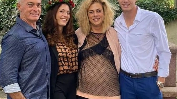Matteo Balbo, 23 anni, con la sorella Veronica (20) e i genitori