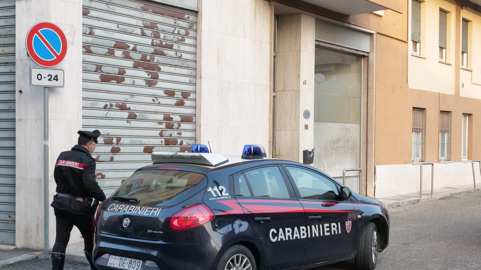 I carabinieri davanti alla palazzina teatro della tragedia (Torres)