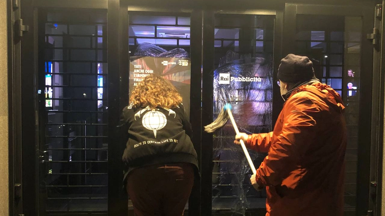 Gli attivisti in azione fuori dalla sede Rai Gli attivisti in azione fuori dalla sede Rai