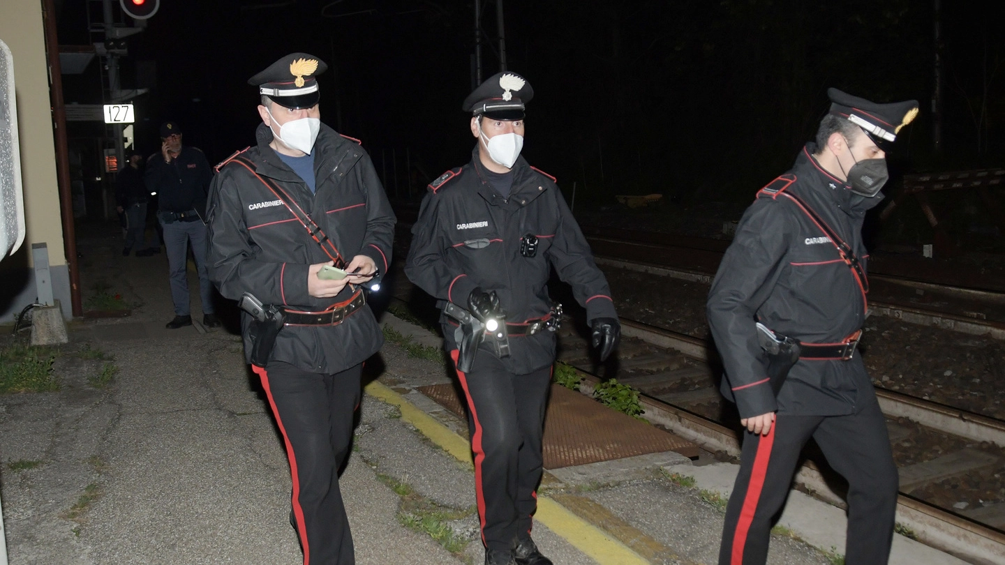 I rilievi dei carabinieri di Pioltello alla stazione di Cassano teatro del dramma