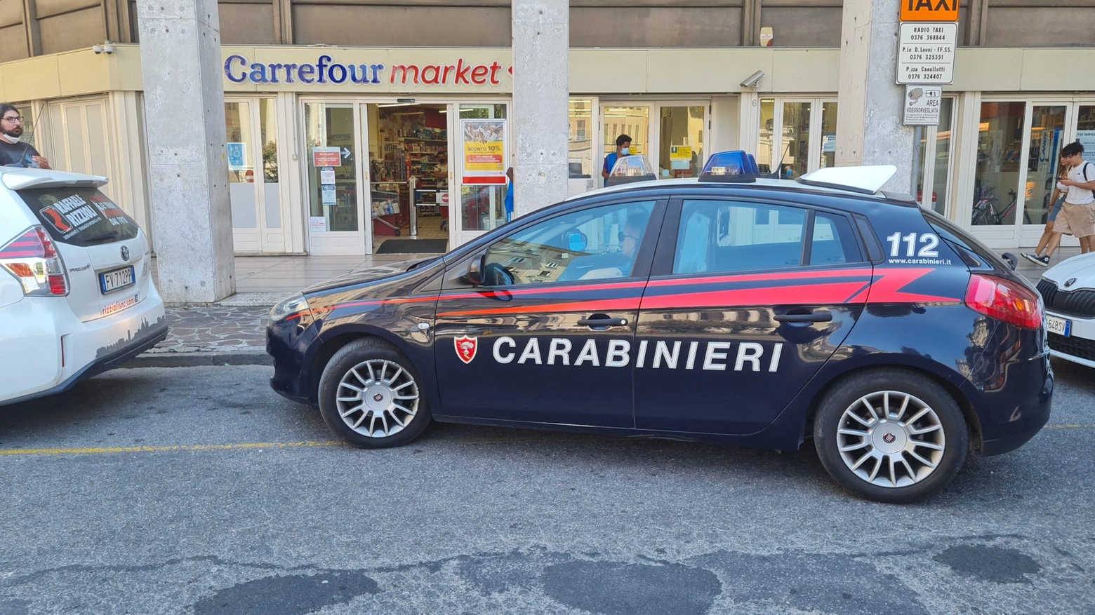I carabinieri davanti al supermercato
