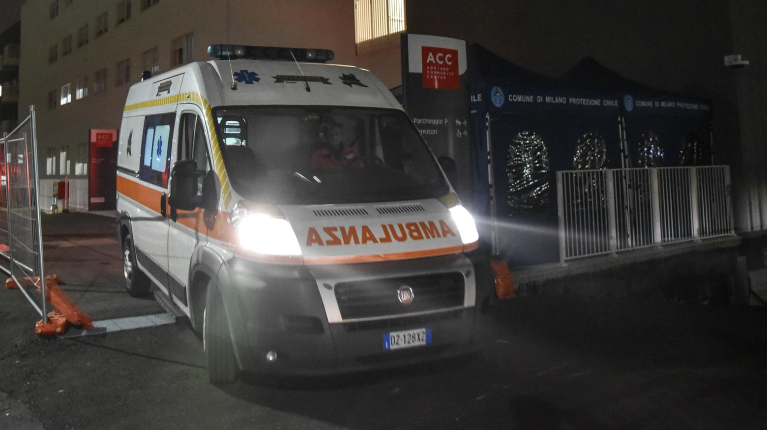Ambulanza in emergenza (foto d'archivio) Ambulanza in emergenza (foto d'archivio)