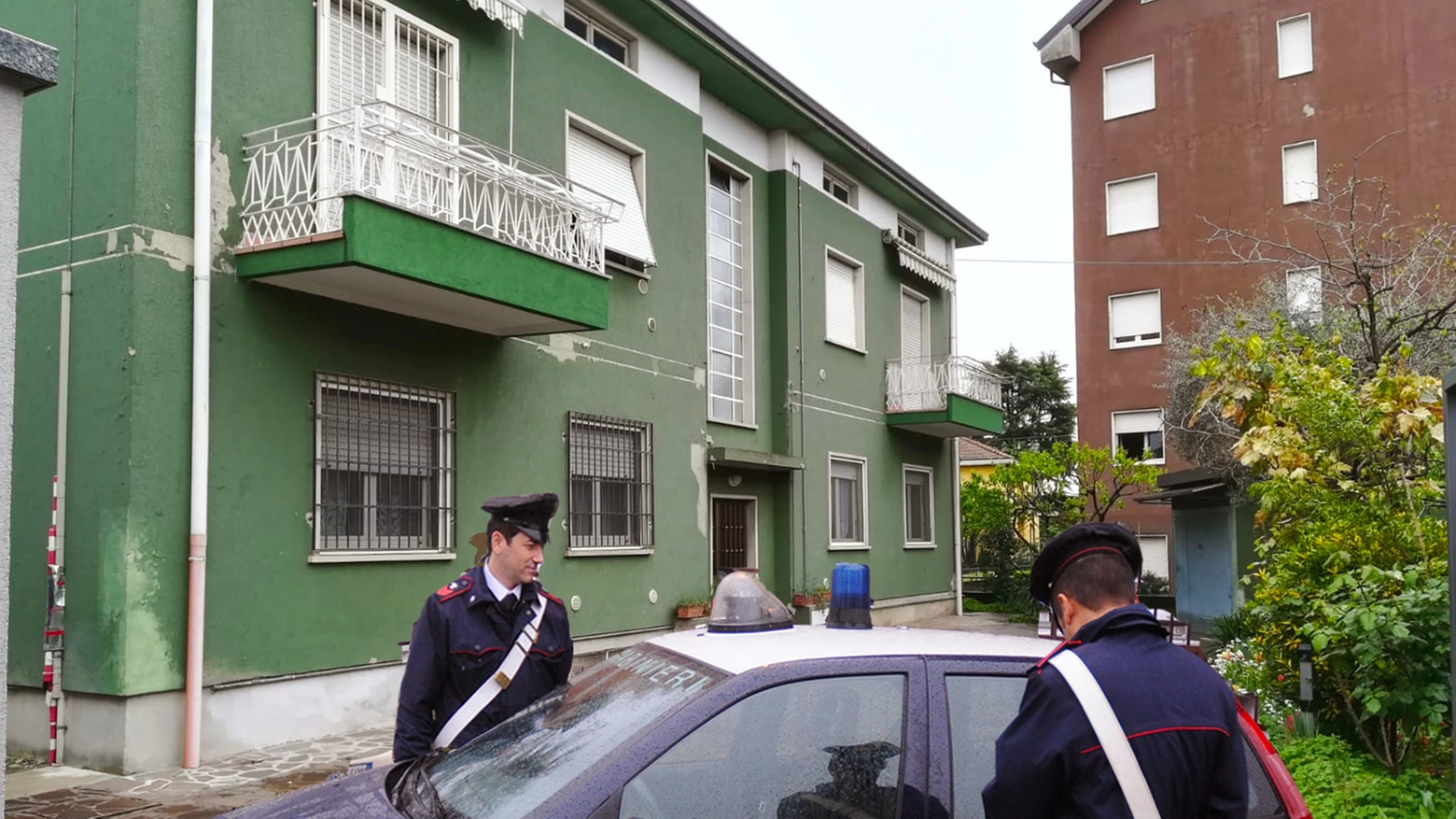 Carabinieri sotto casa del dj accoltellato
