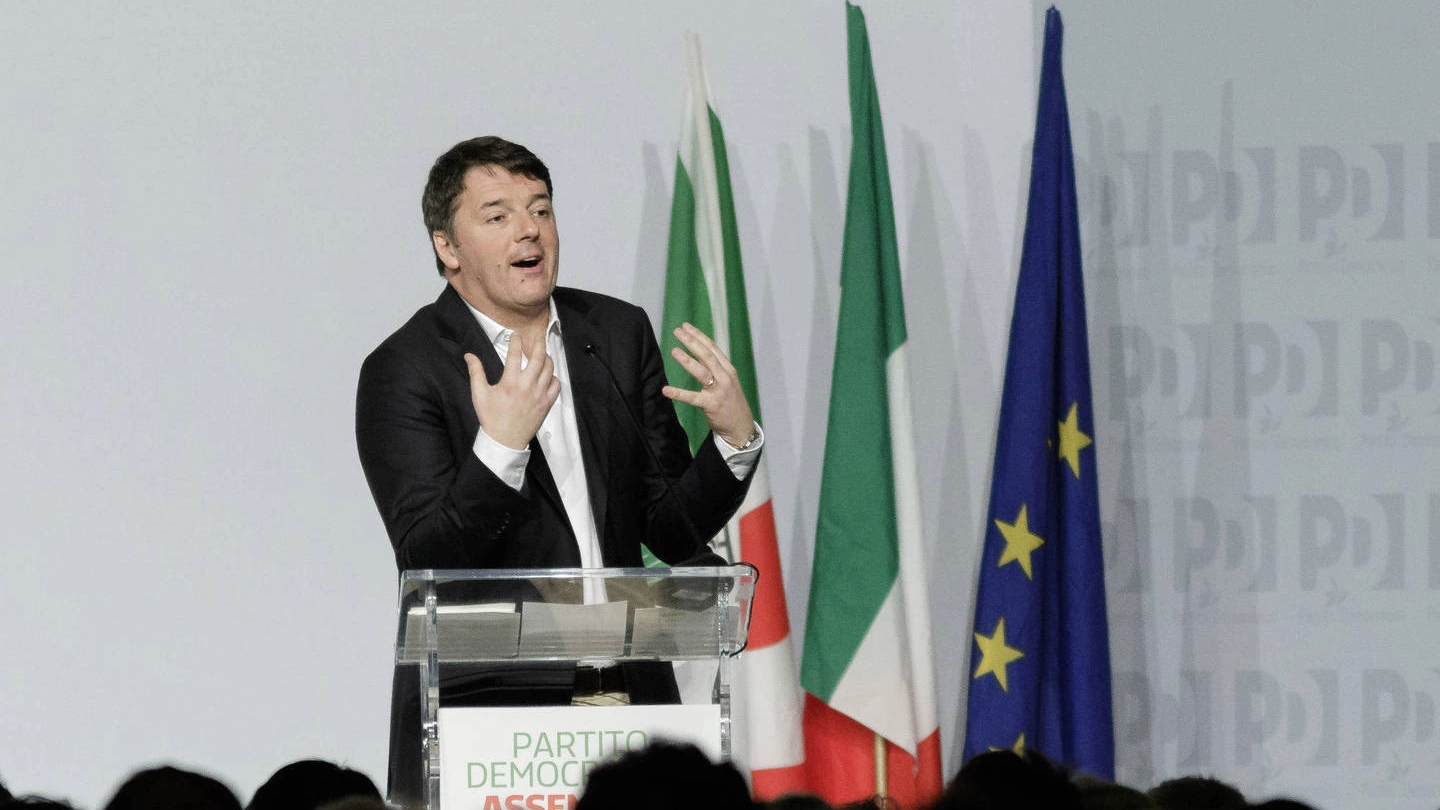 Matteo Renzi davanti all'assemblea nazionale Pd