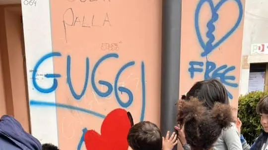 Cuori rossi sui muri su tag e parolacce degli imbrattatori Cuori rossi sui muri su tag e parolacce degli imbrattatori