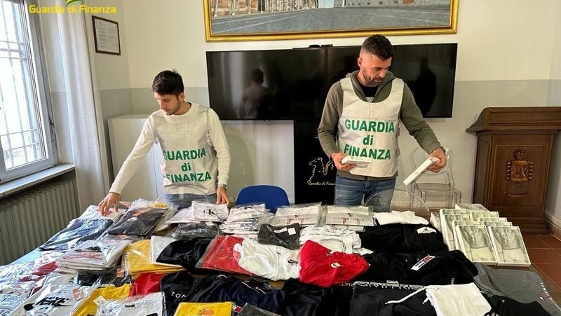I capi contraffatti sequestrati dalla Guardia di Finanza I capi contraffatti sequestrati dalla Guardia di Finanza